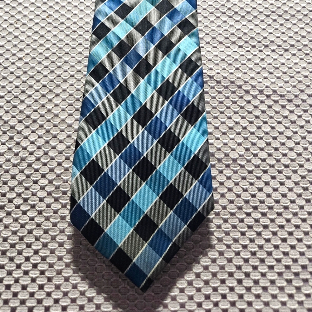 Handsome 100% silk tie.